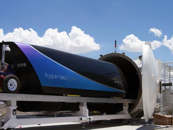 Преди няколко седмици, Hyperloop One разкри прототип на капсулата, която