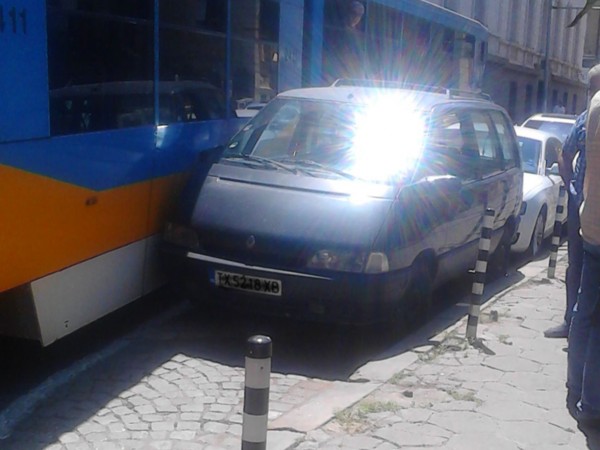 Трамвай отнесе огледалото на неправилно паркиран автомобил в центъра на