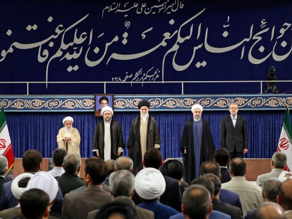 Иранският президент Хасан Рохани, който бе преизбран през май, положи