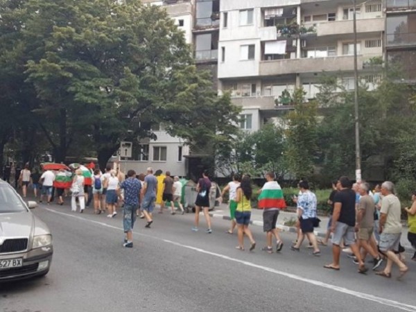 Потегли протестното шествие в Асеновград, което е предвождано от полицейска
