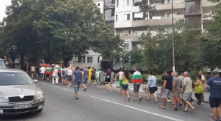 Потегли протестното шествие в Асеновград което е предвождано от полицейска
