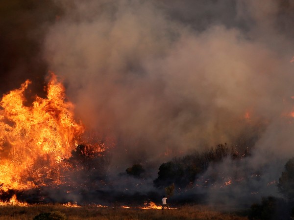 Половината от гръцкия остров Китира изгоря. Огънят достигна до къщите