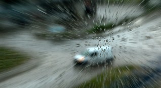 Пороен дъжд с градушка вали в София Три аварийно спасителни екипа са