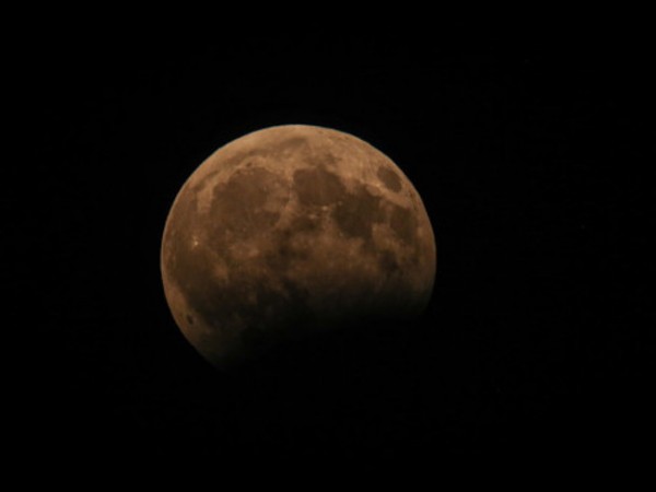 Стотици българи наблюдаваха снощи частичното лунно затъмнение, което се виждаше