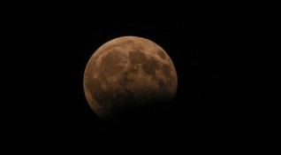 Стотици българи наблюдаваха снощи частичното лунно затъмнение което се виждаше