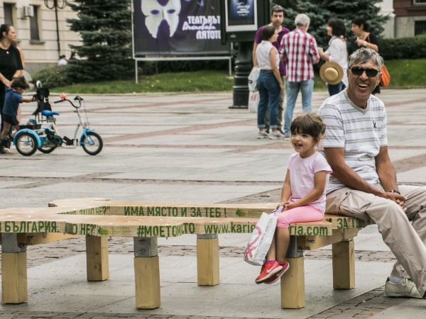 Необичайна пейка изникна в градинката на Народния театър в София.