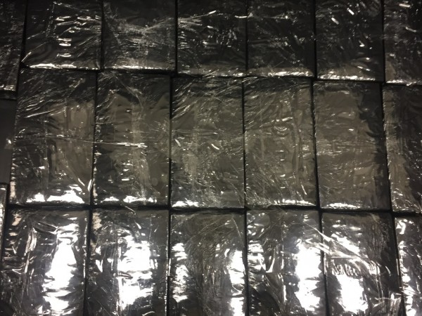 Митничари откриха 5,2 кг хероин на Аерогара София.Наркотикът е бил