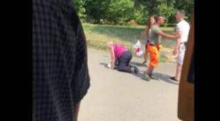 Полицията задържа мъжа който блъска и рита възрастна жена на