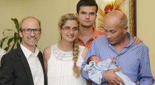 Посрещнаха на родна земя българското бебе Николай родено по време