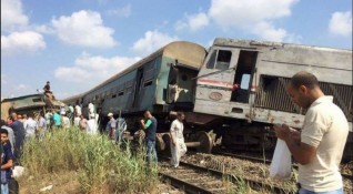 Два пътнически влака се сблъскаха челно в Египет край средиземноморското