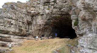Повече от 20 години ежегодно една малка пещера близо до
