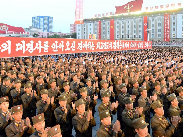 Северна Корея обяви днес, че близо 3,5 милиона работници, партийни