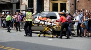 Най малко 12 са ранените в градчето Шарлотсвил след като кола