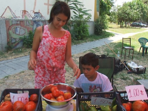 Брат и сестра от Пловдив отглеждат зеленчуци на село и