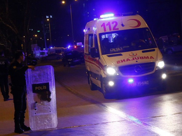 Турски полицай е бил наръган снощи смъртоносно с нож от