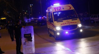 Турски полицай е бил наръган снощи смъртоносно с нож от