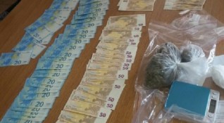 Голямо количество наркотици и фалшиви банкноти са иззети при проверка