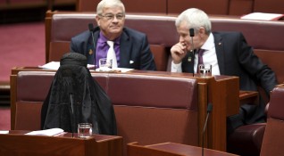 Австралийската крайнодясна сенаторка Полин Хенсън си навлече критики от правителството