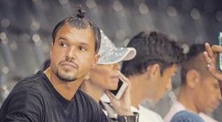 Ексцентричният български футболист Валери Божинов изненада с нова прическа по
