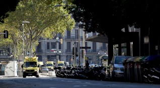 Туристическата улица Рамбла в центъра на испанската столица Барселона където