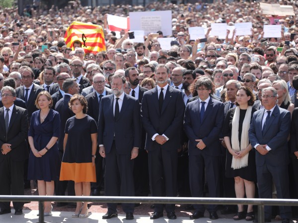 Хиляди души, сред които кралят и премиерът на Испания, почетоха