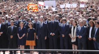 Хиляди души сред които кралят и премиерът на Испания почетоха