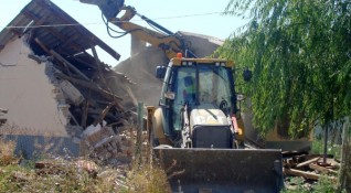 В Асеновград бяха принудително премахнати няколко незаконни постройки в ромската