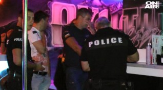 Полиция данъчни и представители на Община Несебър влязоха в бар