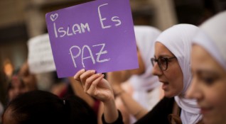 Стотина мюсюлмани се събраха на улица Рамбла в Барселона и