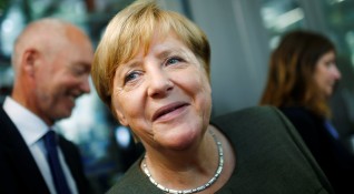 Германската канцлерка Ангела Меркел защити днес решението си да отвори