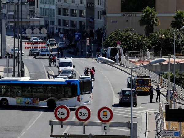 Автомобил се вряза в две автобусни спирки в южния френски