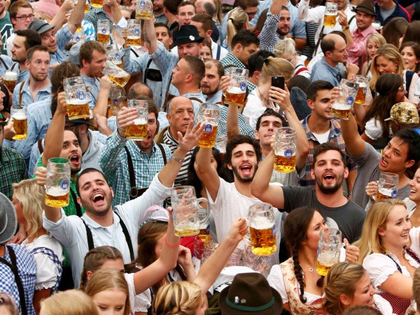 Октоберфест, фестивалът в Мюнхен, един от най-масовите в света, примамва