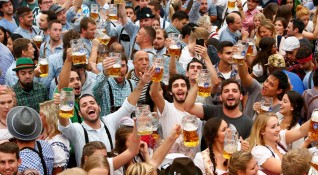 Октоберфест фестивалът в Мюнхен един от най масовите в света примамва