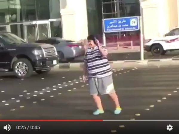 Четиринайсетгодишно момче, арестувано от саудитската полиция, задето танцувало на кръстовище