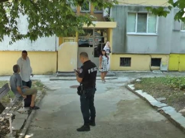 Полицейски патрул от днес охранява дома на 15-годишния Иван, който