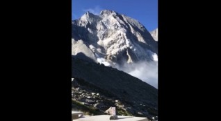 Очевидци заснеха драматични кадри на лавина от свличащи се скали