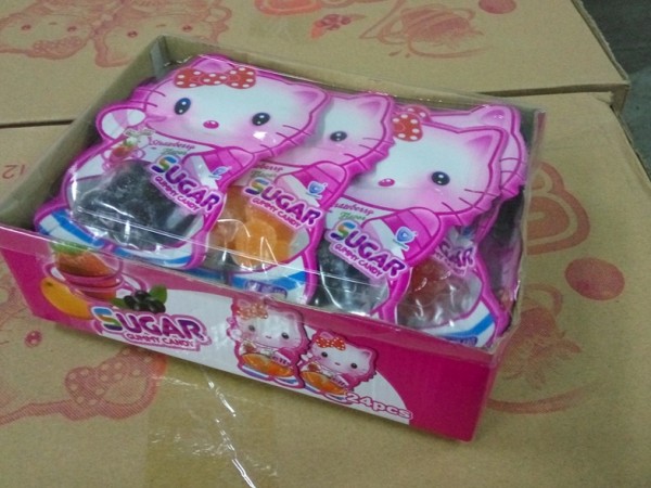Бургаски митничари задържаха 56 448 опаковки с бонбони с имитационни