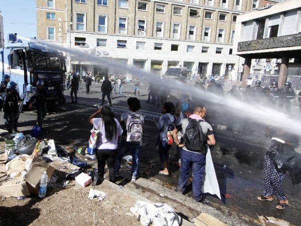 Полицията в Рим използва водни оръдия и палки в сблъсък