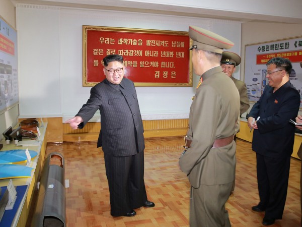 Северна Корея публикува снимки, на които се виждат чертежи на