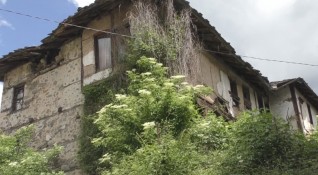 Стари родопски къщи постепенно се превръщат в руини а с