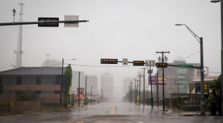 Ураганът от четвърта степен Харви достигна бреговете на щата Тексас