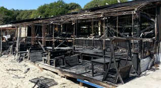 Заведение на крайбрежната алея във Варна е изгоряло тази нощ