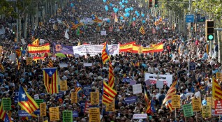Десетки хиляди се включиха в шествие против терора в Барселона
