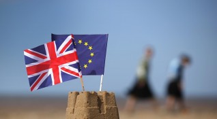 Британски граждани разочаровани от резултатите на референдума напускат Обединеното кралство