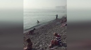Стотици туристи получиха медицинска помощ след като плажът на курорта