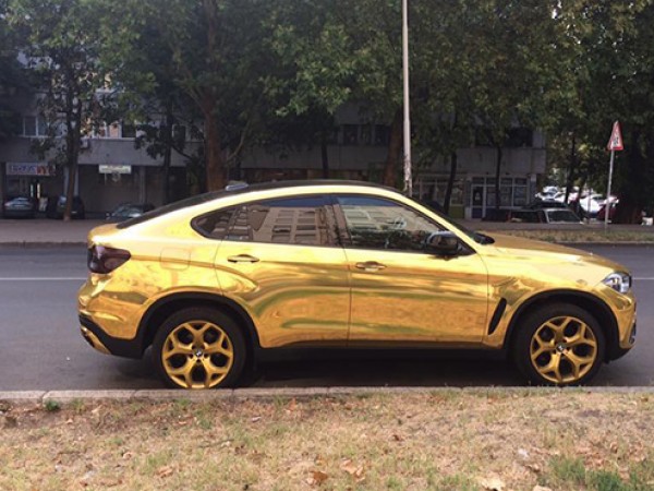 Златен автомобил – това се вижда на снимката, качена във
