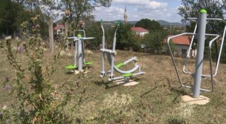 Фитнес уреди на открито поставени с европейски пари в село
