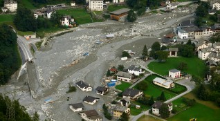 Няколко хиляди души в швейцарската долина Брегалия се оказаха откъснати