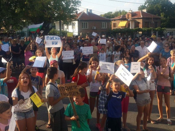 Над 200 жители на пловдивския квартал "Коматево" протестираха на Околовръстното