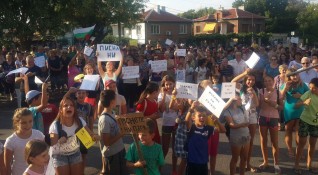 Над 200 жители на пловдивския квартал Коматево протестираха на Околовръстното